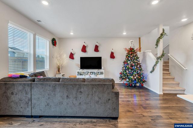 427 Lost Lake St NE, Salem, OR 97301