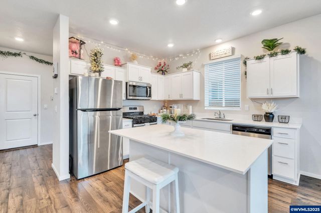 427 Lost Lake St NE, Salem, OR 97301