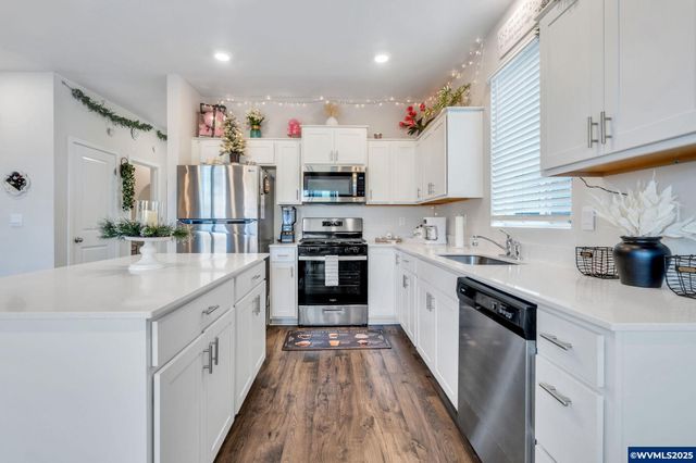 427 Lost Lake St NE, Salem, OR 97301