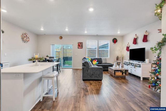 427 Lost Lake St NE, Salem, OR 97301