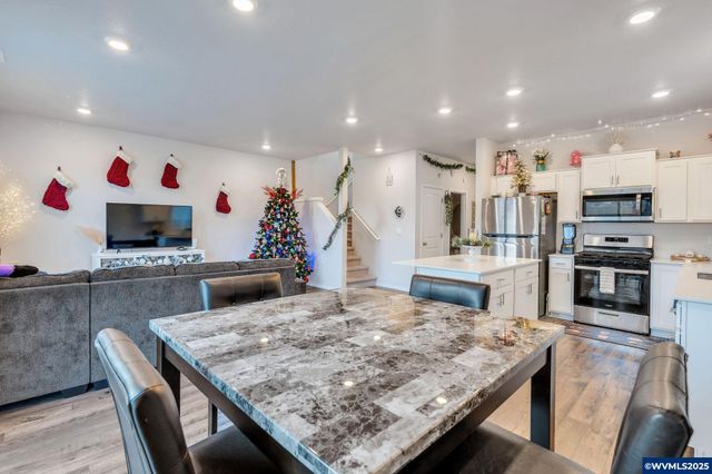 427 Lost Lake St NE, Salem, OR 97301