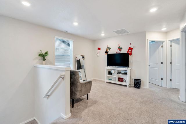 427 Lost Lake St NE, Salem, OR 97301