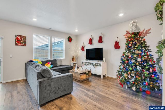 427 Lost Lake St NE, Salem, OR 97301