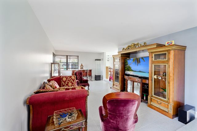 6840 W Wedgewood Avenue, Davie, FL 33331