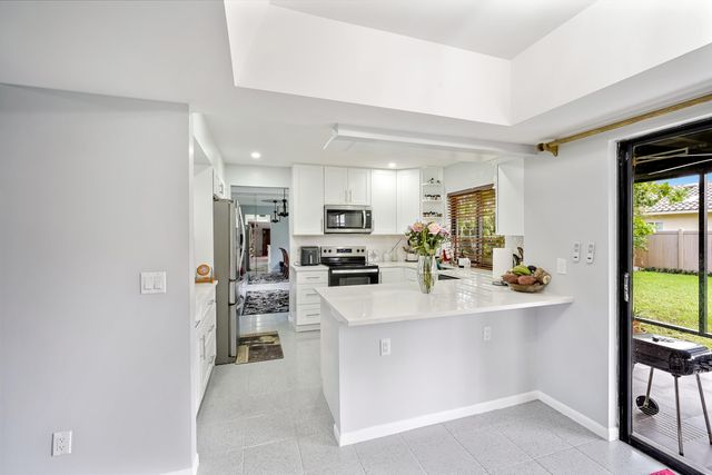 6840 W Wedgewood Avenue, Davie, FL 33331