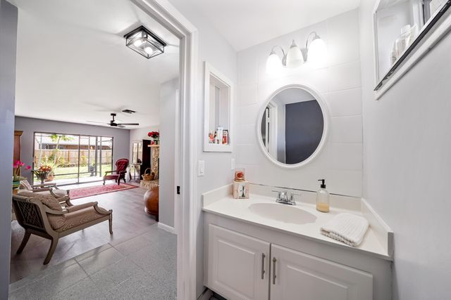 6840 W Wedgewood Avenue, Davie, FL 33331