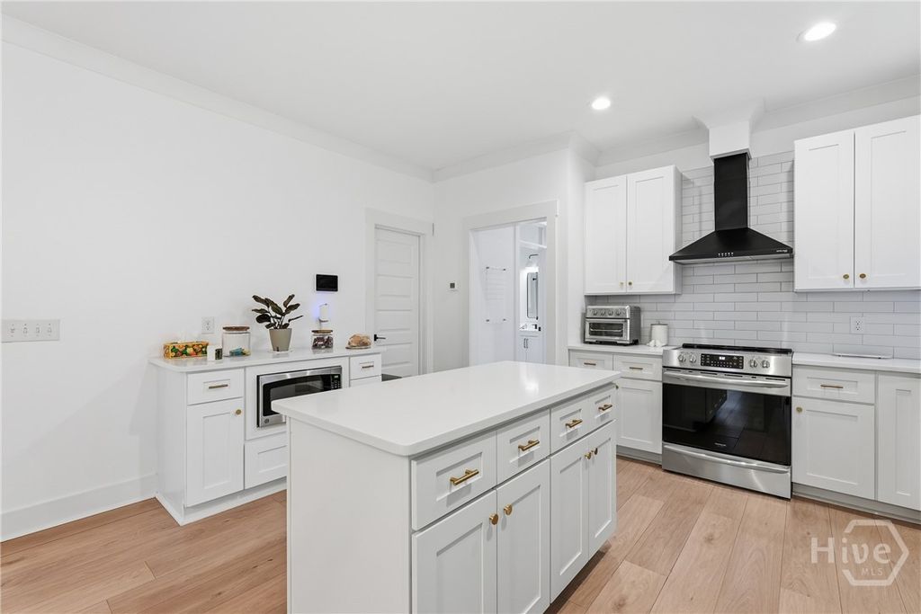 Image 8 of property listing at 1112 E 31st Street, Savannah, GA 31404