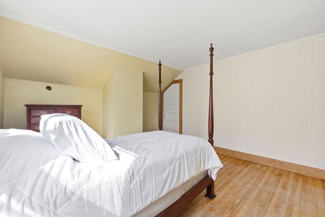 17 Munroe Street, Lynnfield, MA 01940