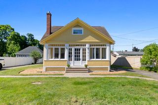 17 Munroe Street, Lynnfield, MA 01940