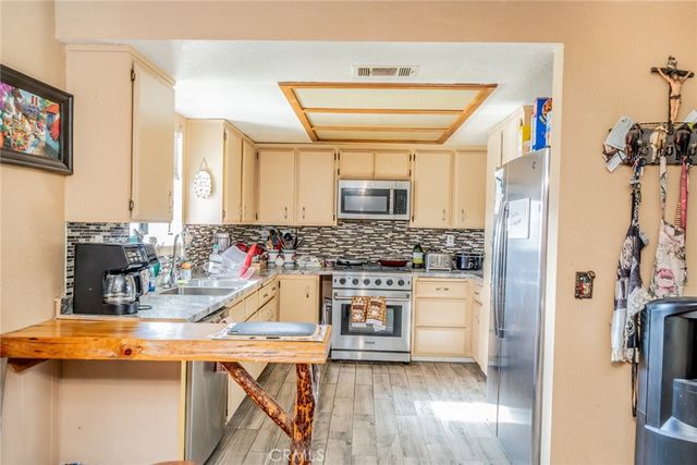 4637 Luna Road, Phelan, CA 92371