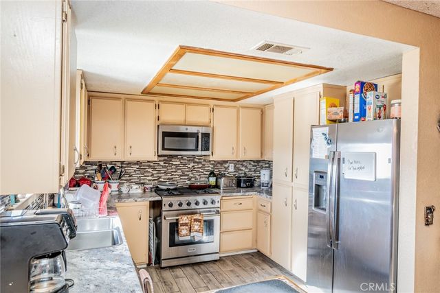 4637 Luna Road, Phelan, CA 92371