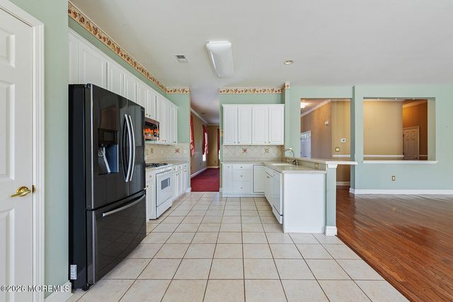 14 Williamsburg Court, Allentown, NJ 08501