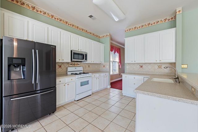 14 Williamsburg Court, Allentown, NJ 08501