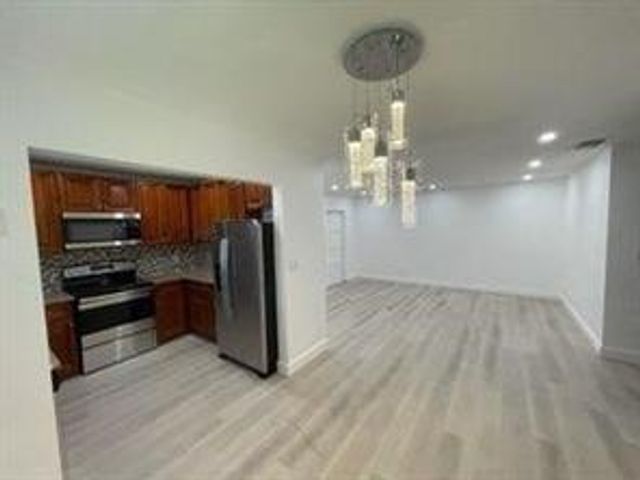 11660 NW 45 Street 4, Coral Springs, FL 33065