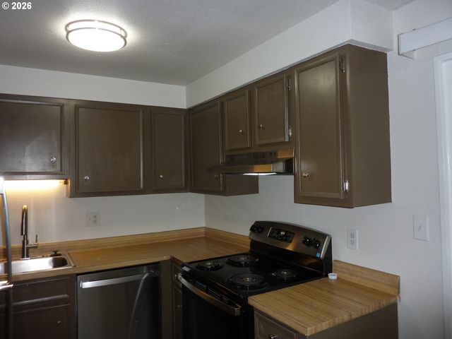 885 Ne SUNSET St 19, Roseburg, OR 97470