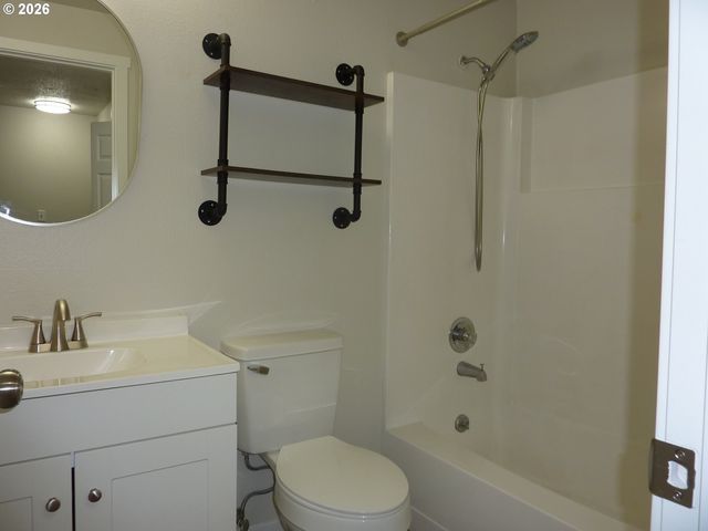 885 Ne SUNSET St 19, Roseburg, OR 97470