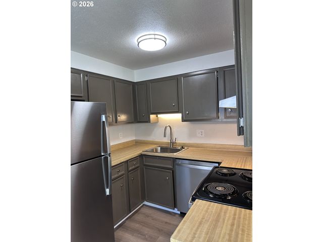 885 Ne SUNSET St 19, Roseburg, OR 97470