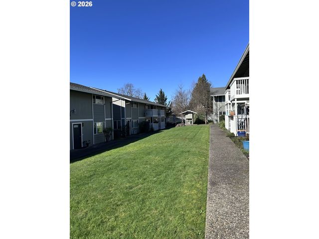 885 Ne SUNSET St 19, Roseburg, OR 97470