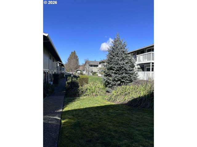 885 Ne SUNSET St 19, Roseburg, OR 97470