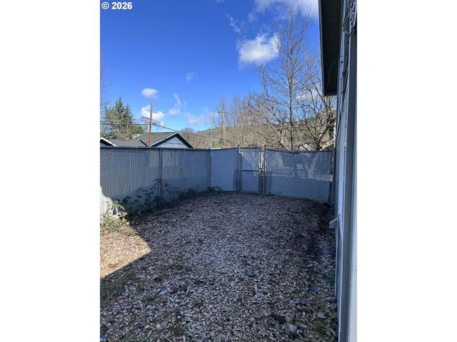 885 Ne SUNSET St 19, Roseburg, OR 97470