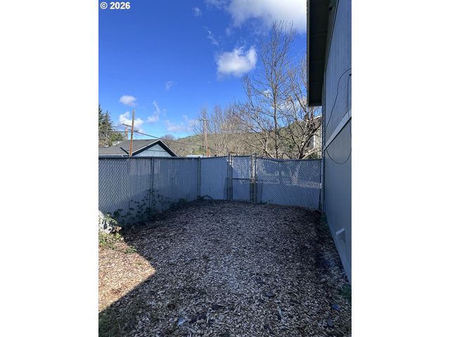 885 Ne SUNSET St 19, Roseburg, OR 97470