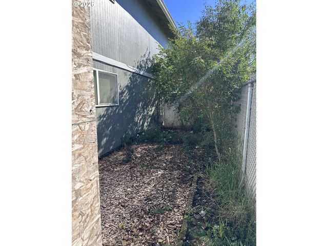 885 Ne SUNSET St 19, Roseburg, OR 97470