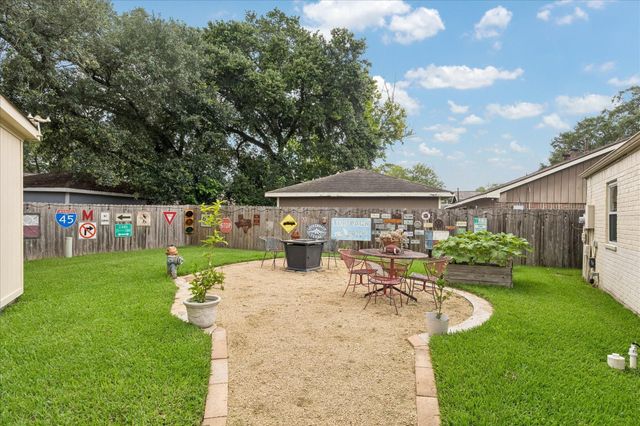 15811 Wandering Trail, Friendswood, TX 77546