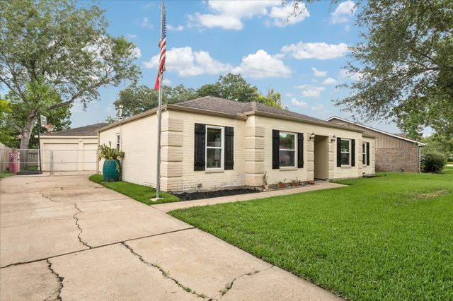 15811 Wandering Trail, Friendswood, TX 77546