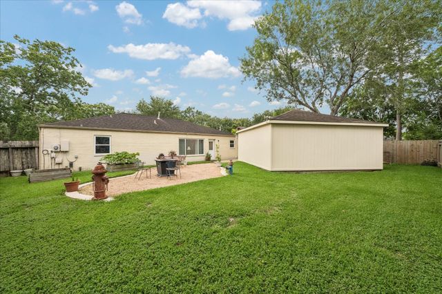15811 Wandering Trail, Friendswood, TX 77546