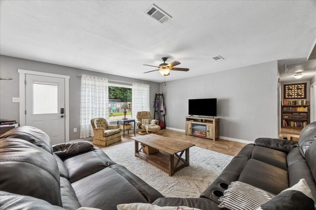 15811 Wandering Trail, Friendswood, TX 77546