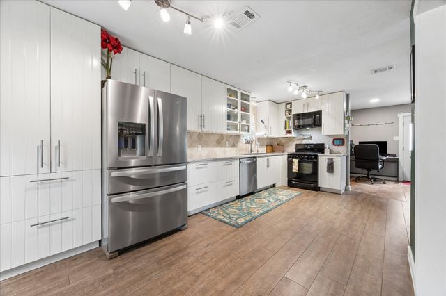 15811 Wandering Trail, Friendswood, TX 77546