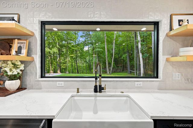 576 Indian Trail, Orion Charter Township, MI 48362