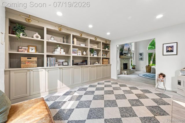 576 Indian Trail, Orion Charter Township, MI 48362