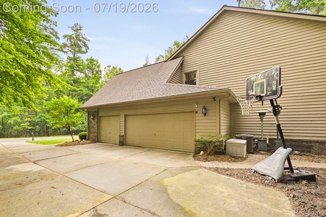 576 Indian Trail, Orion Charter Township, MI 48362