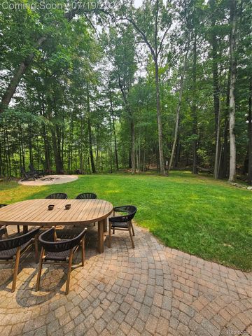 576 Indian Trail, Orion Charter Township, MI 48362