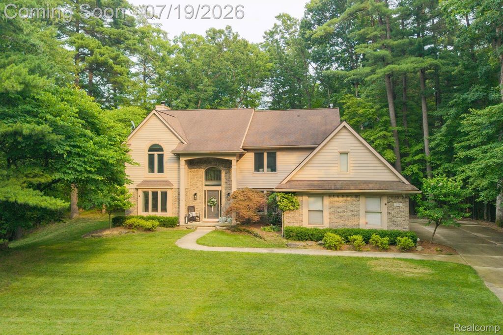 576 Indian Trail, Orion Charter Township, MI 48362