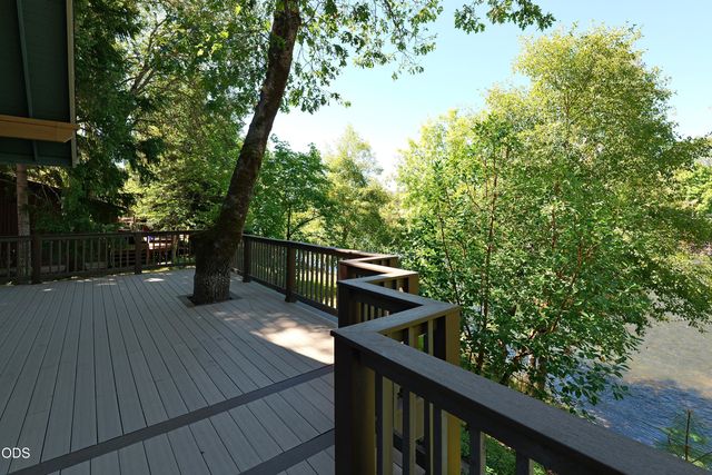 965 Old Ferry Road, Shady Cove, OR 97539