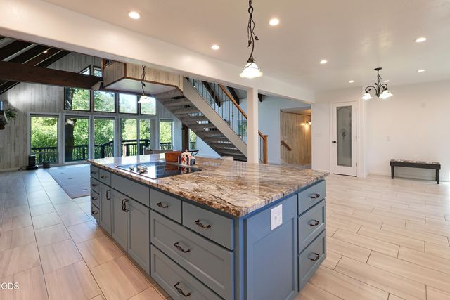 965 Old Ferry Road, Shady Cove, OR 97539