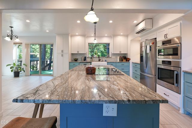 965 Old Ferry Road, Shady Cove, OR 97539