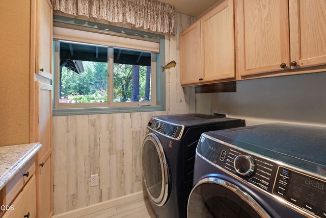 965 Old Ferry Road, Shady Cove, OR 97539