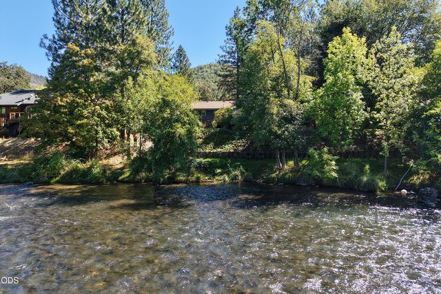 965 Old Ferry Road, Shady Cove, OR 97539
