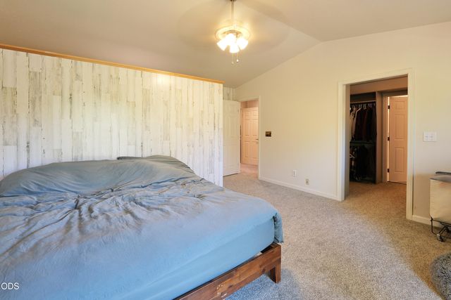 965 Old Ferry Road, Shady Cove, OR 97539