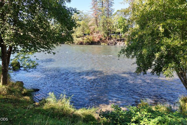 965 Old Ferry Road, Shady Cove, OR 97539