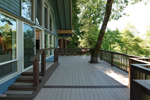 965 Old Ferry Road, Shady Cove, OR 97539
