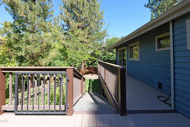 965 Old Ferry Road, Shady Cove, OR 97539
