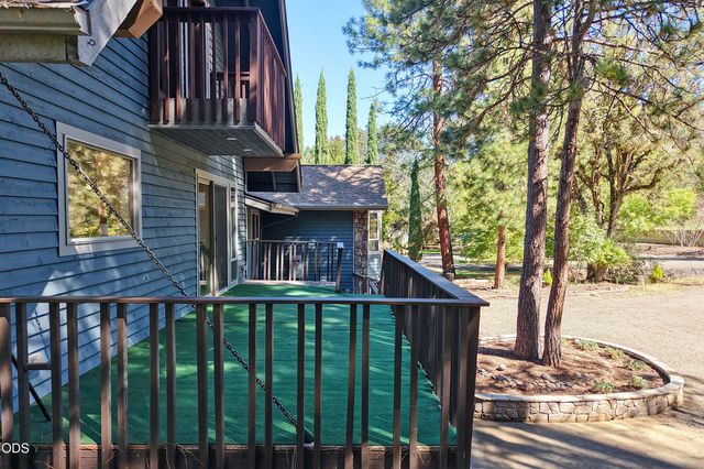 965 Old Ferry Road, Shady Cove, OR 97539