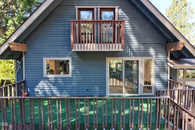 965 Old Ferry Road, Shady Cove, OR 97539