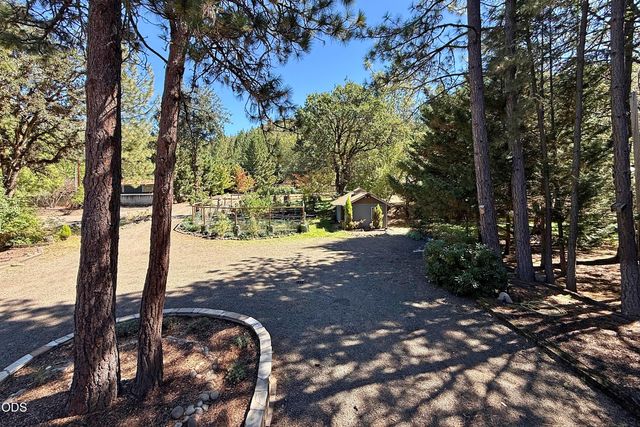 965 Old Ferry Road, Shady Cove, OR 97539