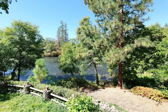 965 Old Ferry Road, Shady Cove, OR 97539