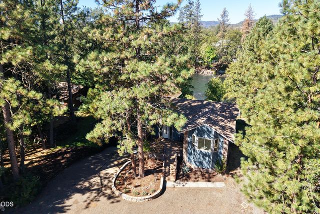 965 Old Ferry Road, Shady Cove, OR 97539